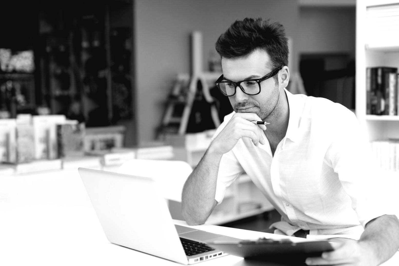 Online webinar session med budgetpræsentation på skærm